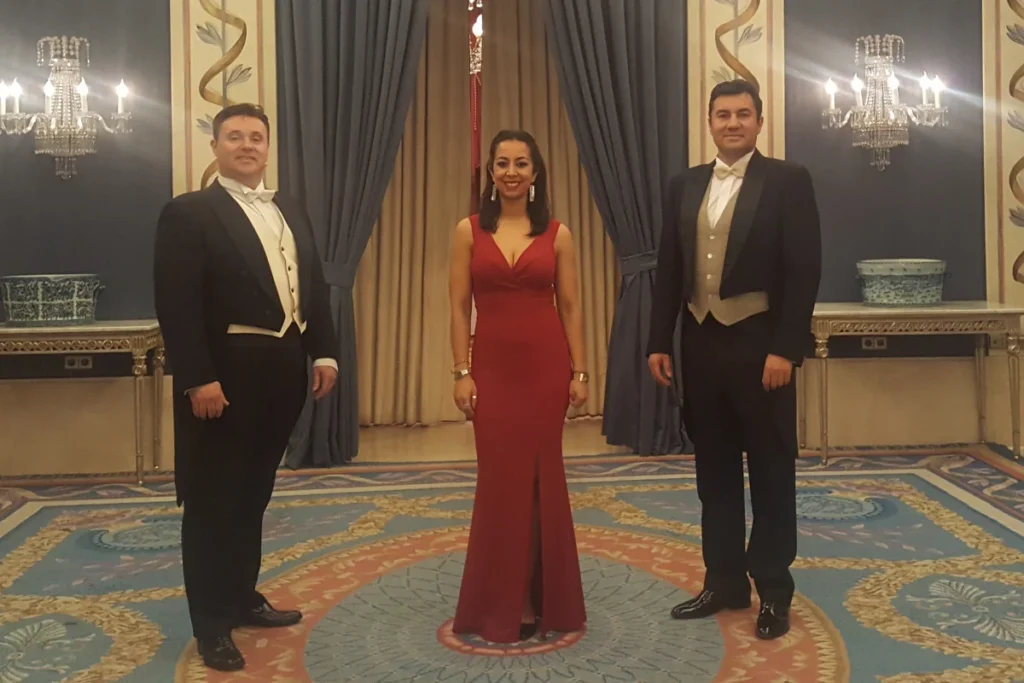 Tres cantantes vestidos de gala durante una intervención lírica sorpresa en un evento corporativo